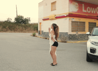 Laura West ens convida a ballar “Dins el cotxe <3": la nova batxata-pop catalana de l’estiu