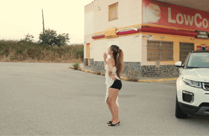 Laura West ens convida a ballar “Dins el cotxe <3": la nova batxata-pop catalana de l’estiu