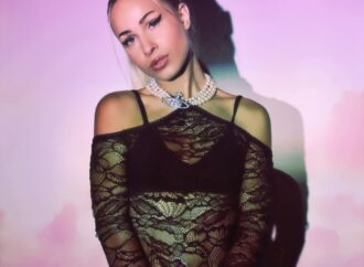 Laura West es converteix en una ‘caçafantasmes’ a ritme de bachata electrònica