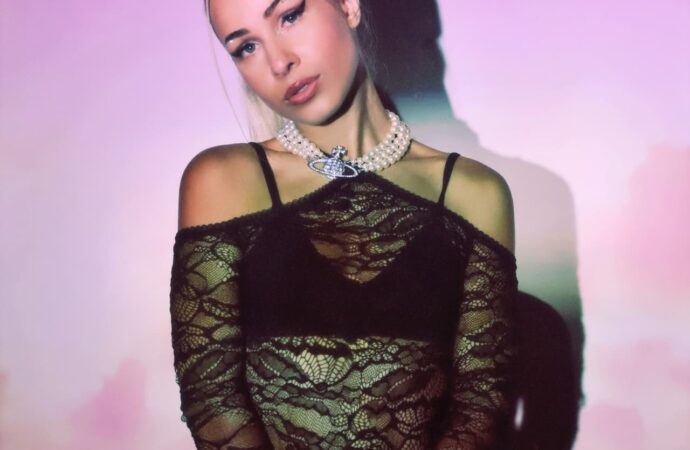 Laura West es converteix en una ‘caçafantasmes’ a ritme de bachata electrònica