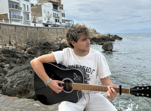 Arnau Aguilar desplega les seues ales amb ‘Ocells de paper’, un debut d’introspecció i sensibilitat