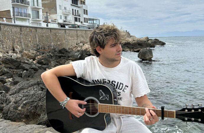 Arnau Aguilar desplega les seues ales amb ‘Ocells de paper’, un debut d’introspecció i sensibilitat