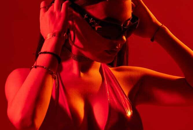 Xènia Páez debuta amb ‘Dis-me el que sents’, una aposta conceptual de pop electrònic i sensibilitat