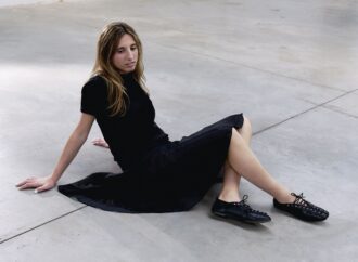 Júlia Català reflexiona sobre el temps i el present amb el seu nou single ‘SENSE FI’