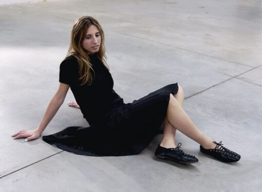 Júlia Català reflexiona sobre el temps i el present amb el seu nou single ‘SENSE FI’