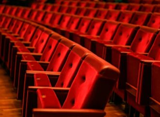 Entre el rècord de taquilla i la corda fluixa: la crua paradoxa del teatre català