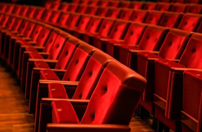Entre el rècord de taquilla i la corda fluixa: la crua paradoxa del teatre català